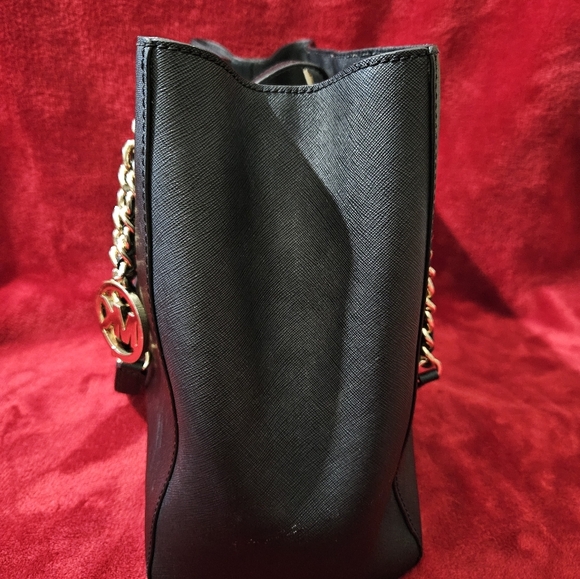 Michael Kors Black Leather Savannah Shoulder Bag - Picture 3 of 16